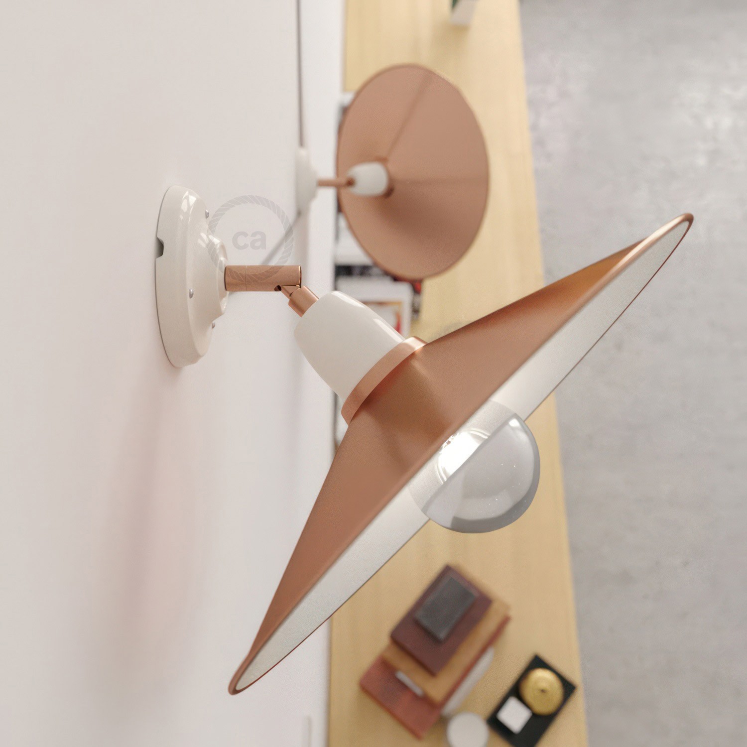 Lámpara orientable 90° de pared o de techo en porcelana con pantalla Swing
