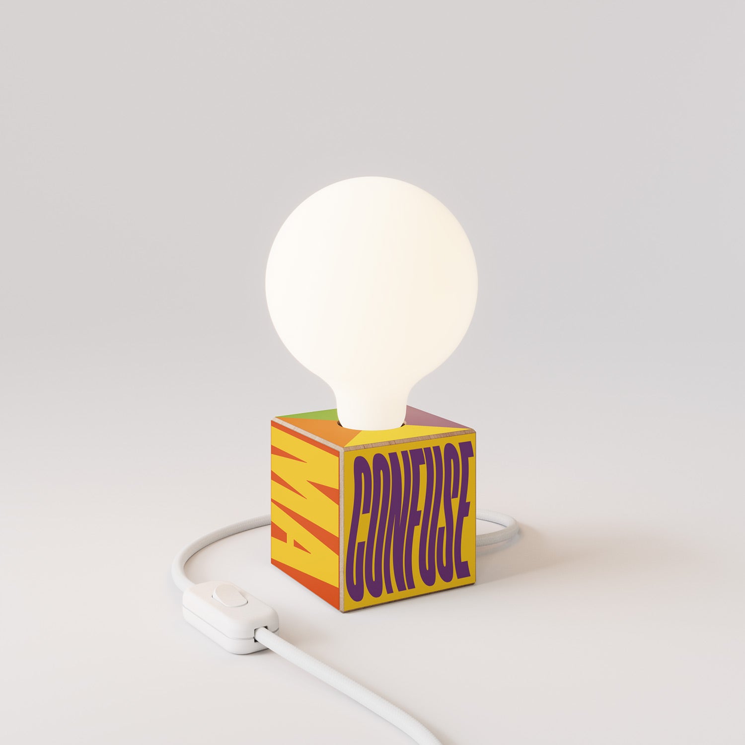 Cubetto table lamp with US plug, "Poche idee ma confuse" porcelain effect globe bulb - Santomanifesto