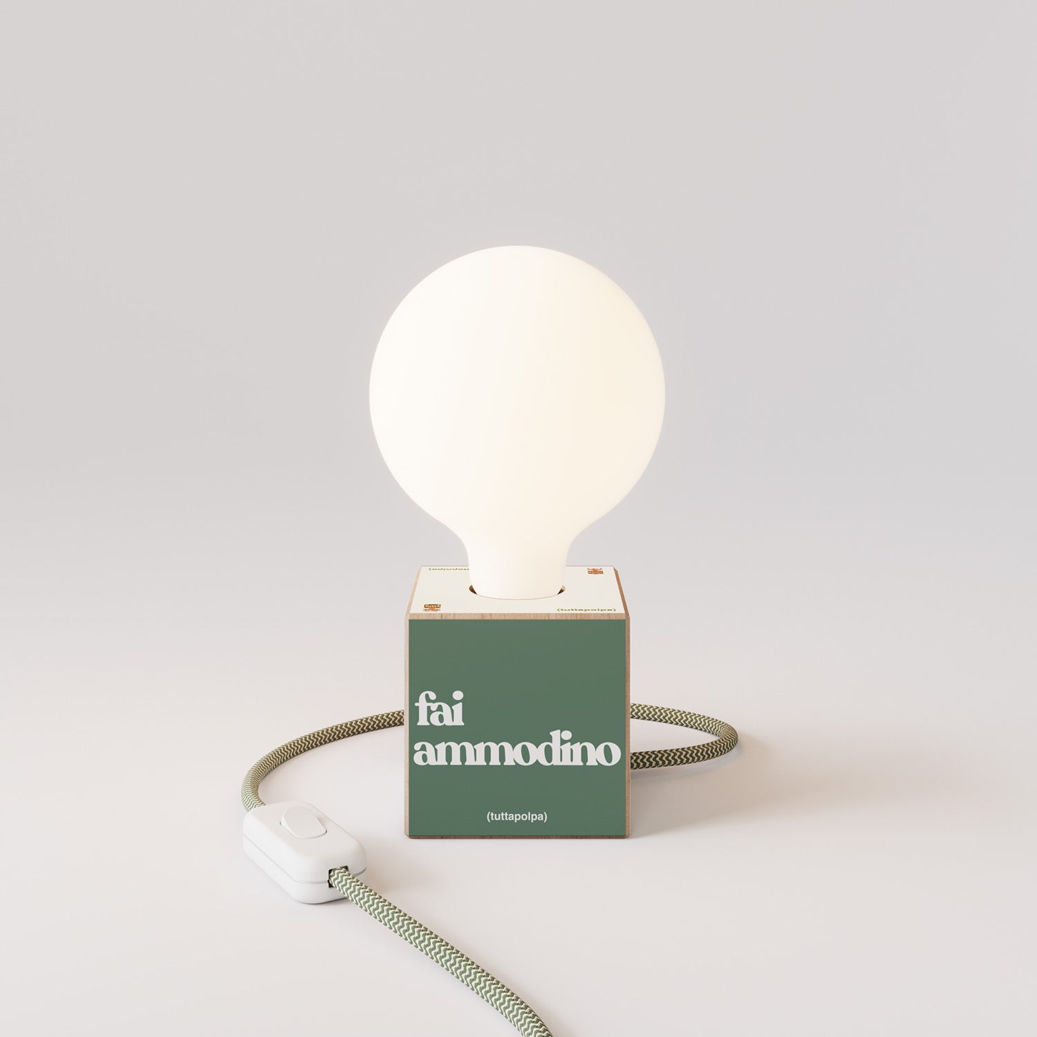 Cubetto table lamp with US plug, "Fai ammodino" porcelain effect globe bulb - Tuttapolpa