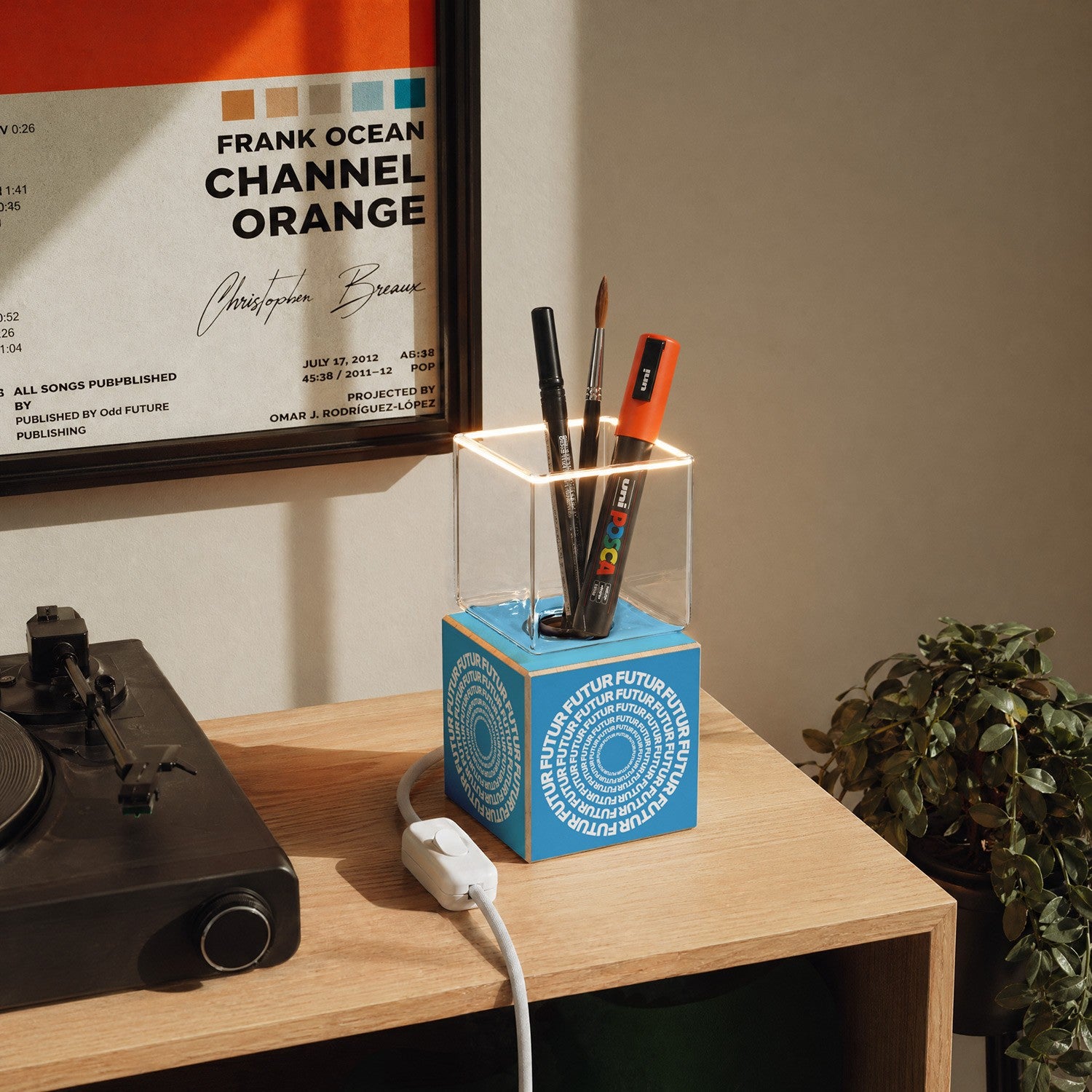 Cubetto table lamp with US plug, "Futur" Ghost bulb - Futur Festival