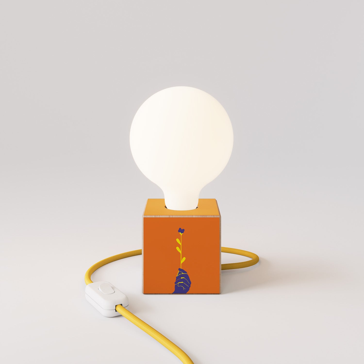 Cubetto table lamp with US plug, "Può nascere un fiore" porcelain effect globe bulb - Santomanifesto