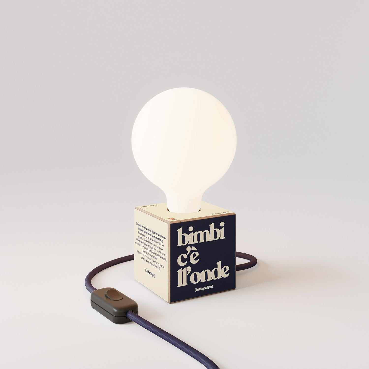 Cubetto table lamp with US plug, "Bimbi c’è l’onde" porcelain effect globe bulb - Tuttapolpa
