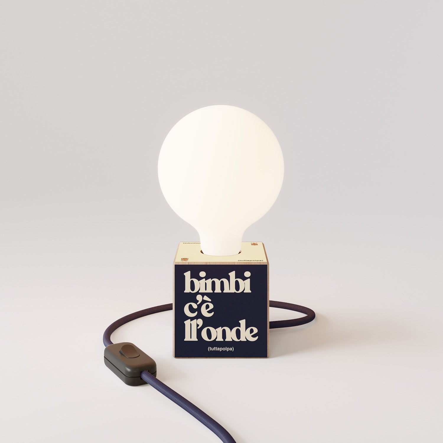 Cubetto table lamp with US plug, "Bimbi c’è l’onde" porcelain effect globe bulb - Tuttapolpa