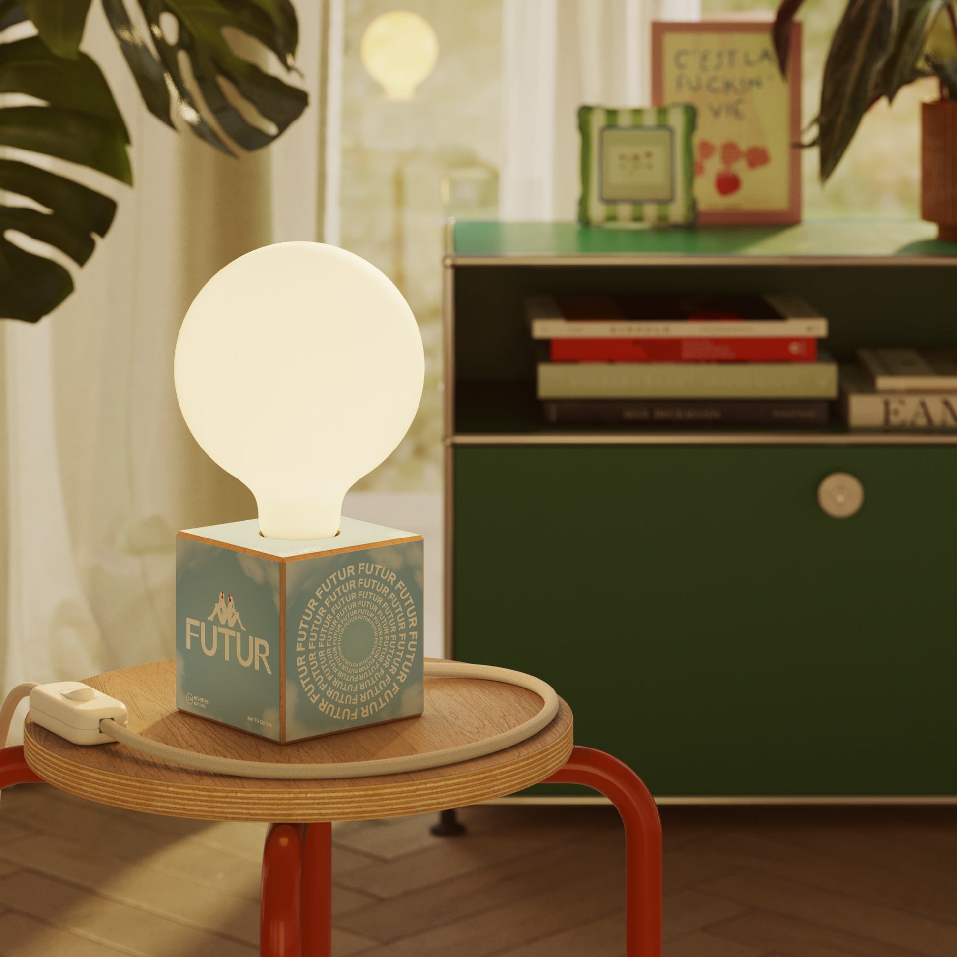 Cubetto table lamp with US plug, "Futur" porcelain effect globe bulb - Futur festival